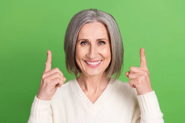 离退休女性白衬衫的肖像 将手指指向空旷的空间广告信息与绿色背景相分离 — 图库照片