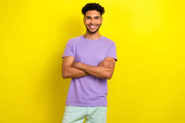 Foto Alegre Hombre Confiado Usar Camiseta Violeta Sonriendo Brazos Cruzados —  Fotos de Stock