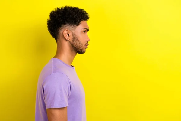 严肃自信的男人穿着紫色的T恤 空旷的空间 孤立的黄色背景的照片 — 图库照片