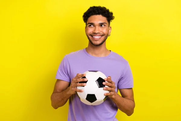 Фото Смешного Молодого Человека Провести Футбольный Мяч Играть Друзьями Местный — стоковое фото