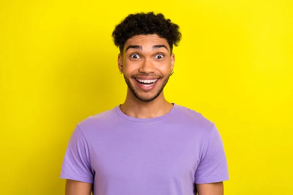 Photo Wesoły Podekscytowany Człowiek Nosić Fioletowy Shirt Otwarte Usta Duże — Zdjęcie stockowe