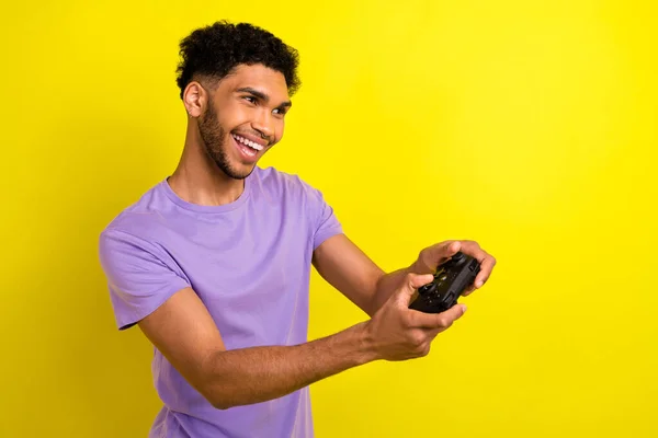 笑顔の陽気な人のプロフィール写真笑顔のホールドコントローラープレイビデオゲームは黄色の色の背景に隔離された空のスペースに見えます — ストック写真