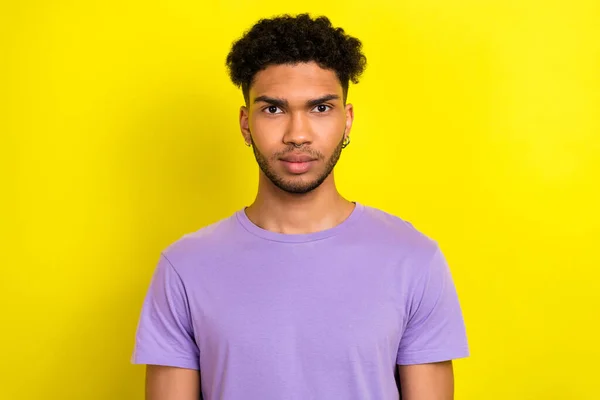 严肃自信的男人穿着紫色T恤看着你孤立的黄色背景的照片 — 图库照片