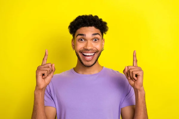 Photo Impressed Funky Guy Dressed Purple Shirt Open Mouth Showing — Stock Photo, Image