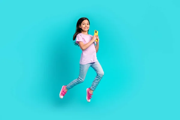 Ganzkörpergröße Foto Von Kleinen Funky Mädchen Springen Halten Smartphone Wifi — Stockfoto