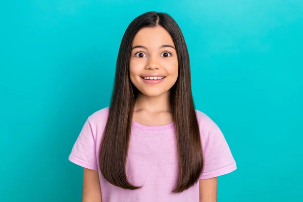 Foto Alegre Impressionado Criança Vestida Rosa Shirt Sorrindo Olhos Grandes — Fotografia de Stock