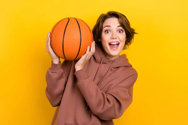 Portrét Ohromen Veselý Člověk Zbraně Držet Basketbal Neuvěřitelné Promo Izolované — Stock fotografie