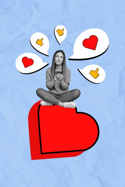 縦のコラージュイメージのミニ黒白い効果の女の子座る大きな絵の心使用スマートフォンのような通知紙の背景に隔離された — ストック写真