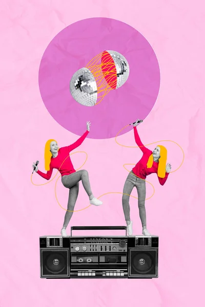 二つの面白い女性の親友の創造的なポスターのコラージュ歌カラオケホールドマイクのBoomboxテープレコーダーディスコボール — ストック写真