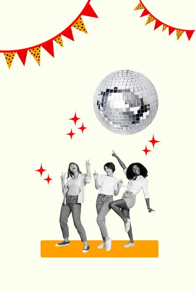 3个女孩围观迪斯科舞厅复古派对冷舞怀旧80年代 因米色背景而被隔离 — 图库照片