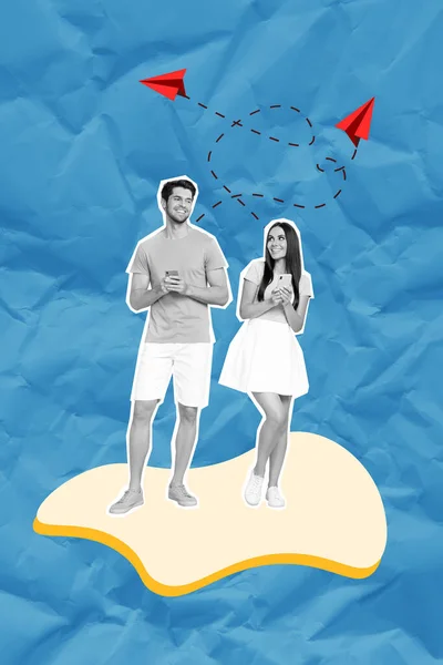 两个年轻的朋友恋人拼贴了信使在线聊天广告的图片 用蓝色背景把纸飞机隔开 — 图库照片