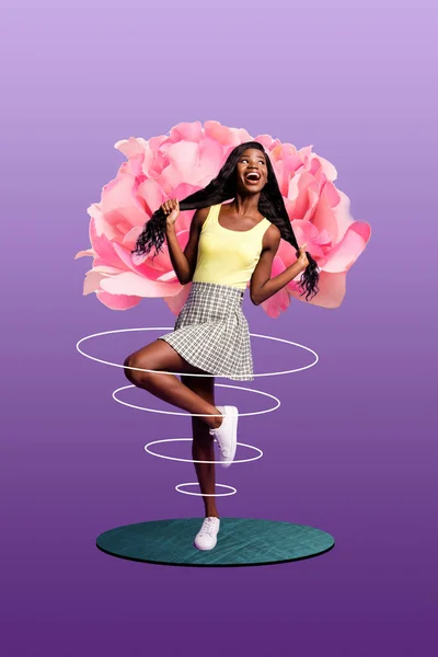 海报素描3D拼贴欢快漂亮的少女歌舞夜总会夏夜空余时间与紫色背景隔离 — 图库照片