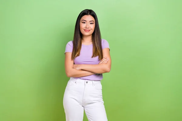 若い日本の女の子のオフィスマネージャーの写真折り畳まれた腕は緑の色の背景に隔離された紫のスタイリッシュなTシャツ広告バナーを着用 — ストック写真