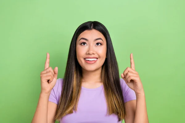 Foto Joven Divertida Curiosa Mujer China Usar Violeta Camiseta Punta —  Fotos de Stock