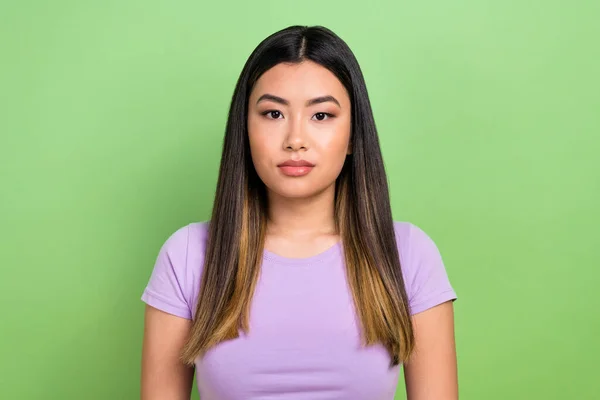 Фотопортрет Привлекательной Вьетнамской Молодой Женщины Смотрят Камеру Одета Стильная Фиолетовая — стоковое фото