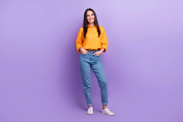 フルサイズの写真の楽観的な良い気分の女性ストレートヘアドアオーバーサイズシャツホールド腕でポケットに隔離された紫色の背景 — ストック写真