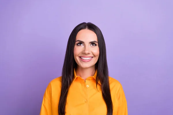 생각있는 여자의 사진은 주황색 공식적 멋있는 셔츠를 보라색 배경에 고립된 — 스톡 사진