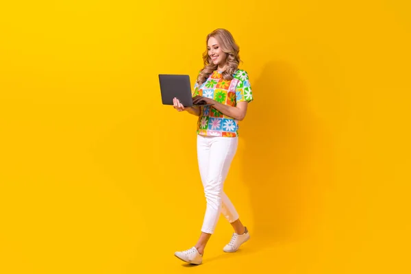 Full Längd Foto Glänsande Söt Kvinna Klädd Blomma Tryck Shirt — Stockfoto