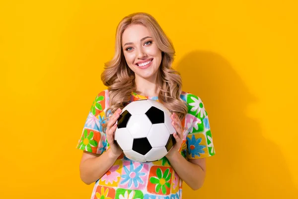 Sarı Arka Planda Izole Edilmiş Futbol Topunu Tutan Kıvırcık Tişörtlü — Stok fotoğraf