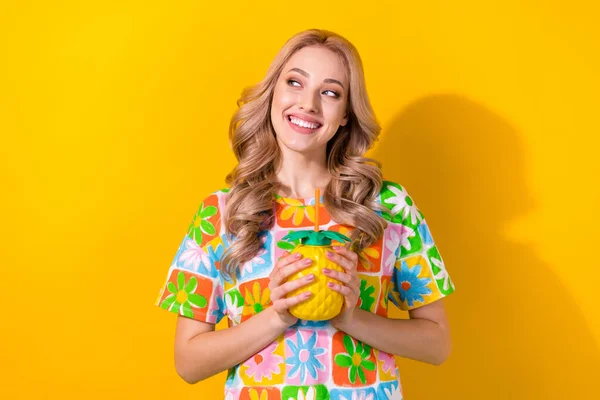 Portrét Optimistické Roztomilé Ženy Nosit Květinový Potisk Tričko Drží Ananas — Stock fotografie