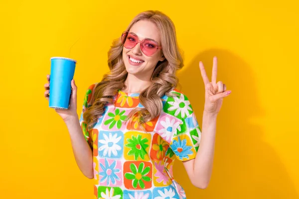 Φωτογραφία Γοητευτικό Κυρία Πίνουν Nonalcohol Cocktail Cup Show Σημάδι Φορούν — Φωτογραφία Αρχείου