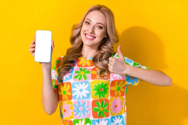 Foto Adorável Menina Bonita Vestida Shirt Colorida Demonstrar Touchscreen Smartphone — Fotografia de Stock
