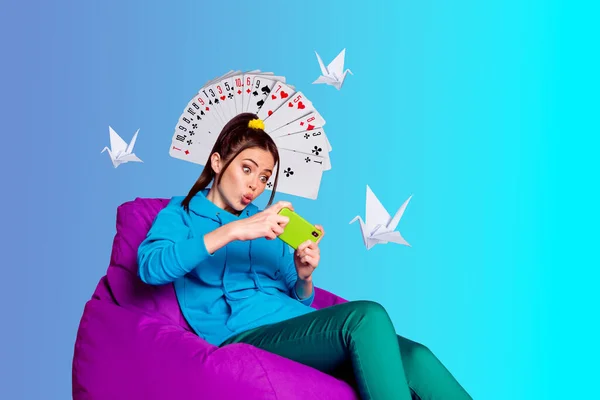 Kolaj Resim Tasviri Modern Cihaz Kart Oyunu Oynayan Bağımlı Kadının — Stok fotoğraf