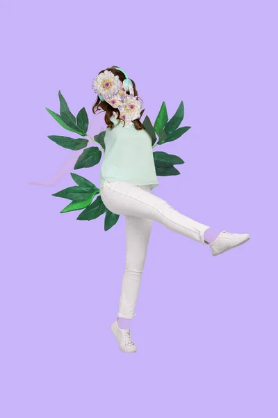 垂直创作的照片拼贴时髦的正面满意的无身体女孩的花朵在脸上享受音乐隔离的紫色背景 — 图库照片