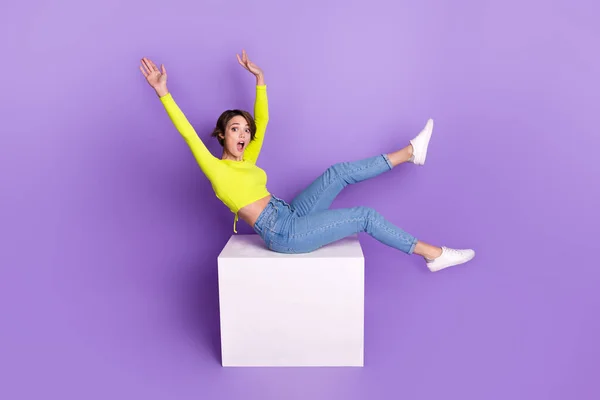 フルボディサイズの写真の幹部のファンキーな女性座って表彰台プラットフォーム手を上げる肯定的な良い気分を分離上の紫色の背景 — ストック写真