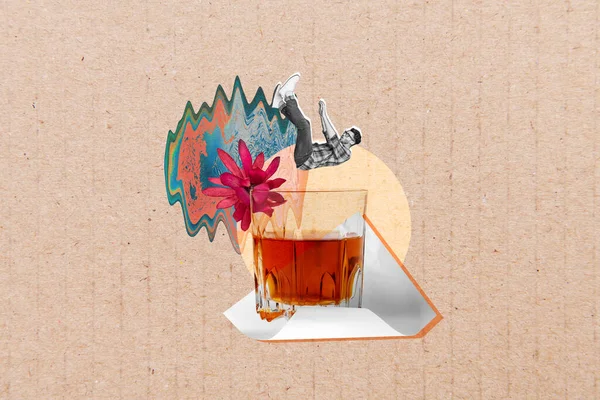 照片上的夏天气氛很滑稽 小伙子掉进了水里 玻璃杯里的天然花卉装饰热带鸡尾酒被米色背景隔开了 — 图库照片