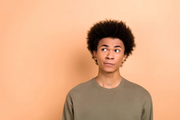 Retrato Pensativa Jovem Com Afro Hairdo Desgaste Camisa Cáqui Pensamento — Fotografia de Stock