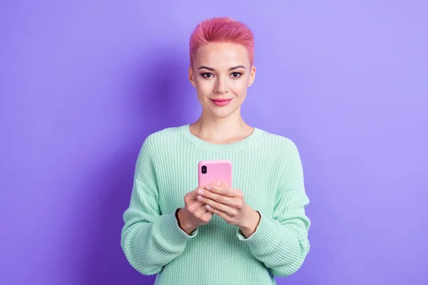 Foto Cute Persona Positiva Tenere Utilizzare Smart Phone Chat Isolato — Foto Stock