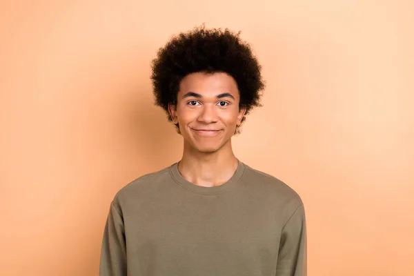 Foto Příjemné Dobré Nálady Pozitivní Chlap Afro Účes Oblečený Khaki — Stock fotografie