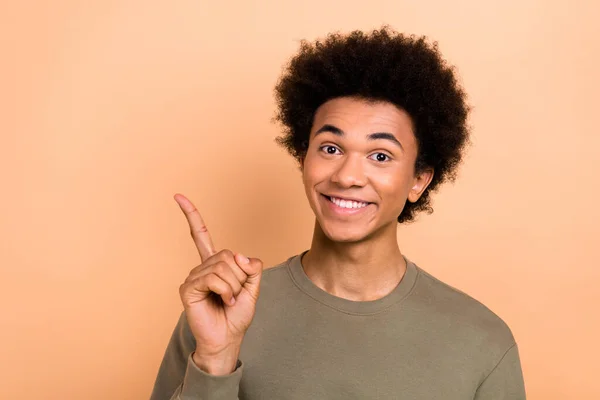 Foto Von Netten Positiven Jungen Menschen Strahlend Lächeln Zeigen Finger — Stockfoto