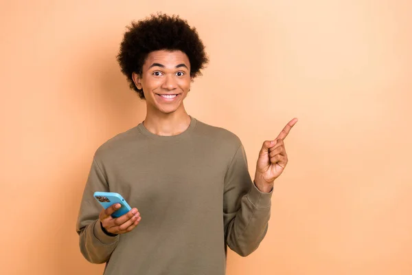 Portrait Cheerful Person Afro Hairdo Dressed Khaki Pullover Hold Smartphone — Stock Photo, Image