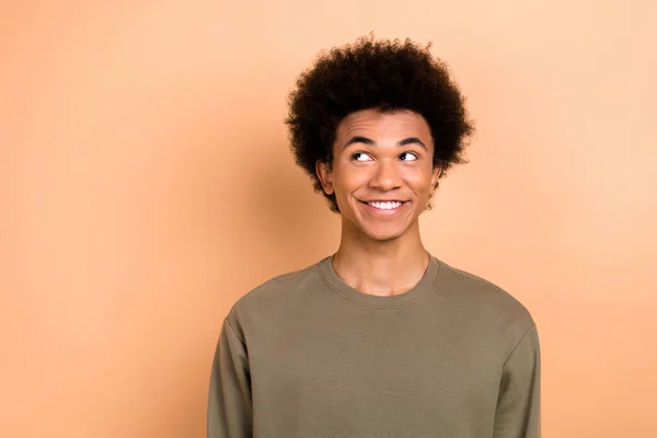Fotografie Spokojený Zvědavý Optimistický Chlap Afro Účes Oblečený Khaki Košile — Stock fotografie