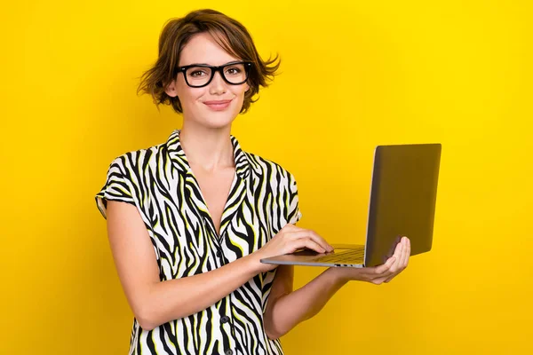 穿着条纹衬衫眼镜 头戴黄色背景笔记本电脑的漂亮聪明女人的画像 — 图库照片