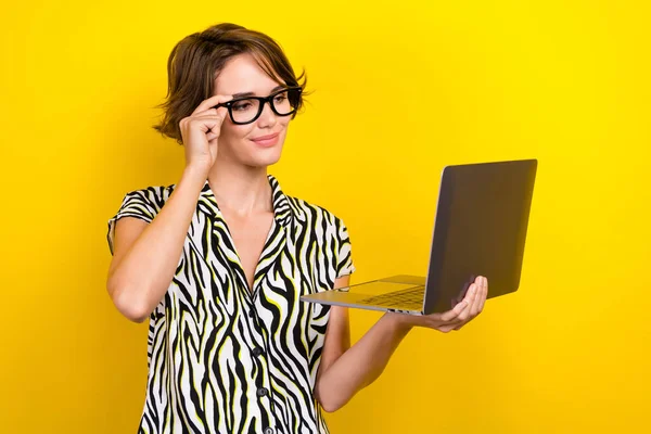 写真の楽観的な可愛い女の子のボブ ヘアド服を着たゼブラプリントシャツタッチアイウェア見てノートパソコンで黄色の色の背景に隔離 — ストック写真