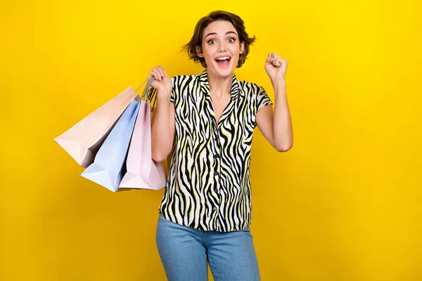 스타일의 인상적 여자가 블라우스를 주먹을 배경에 고립된 쇼핑백을 — 스톡 사진
