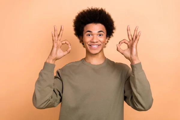Porträtt Glad Optimistisk Ung Person Med Afro Hairdo Bära Khaki — Stockfoto