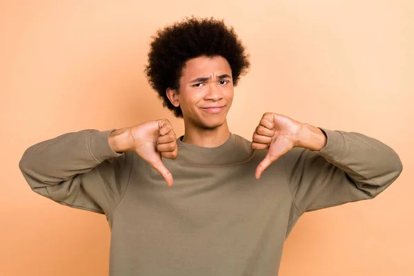 Foto Von Unzufriedenen Jungen Menschen Hände Finger Zeigen Daumen Nach — Stockfoto