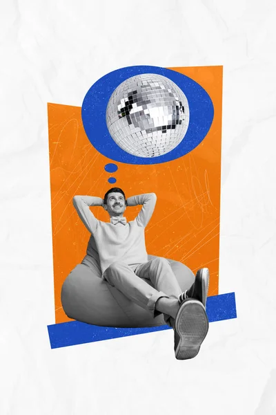 コラージュポスター画像正陽気な男のイメージ座ってPouf豆袋リラックス夢の夏休みクールナイトクラブ音楽を聞く90年代 — ストック写真