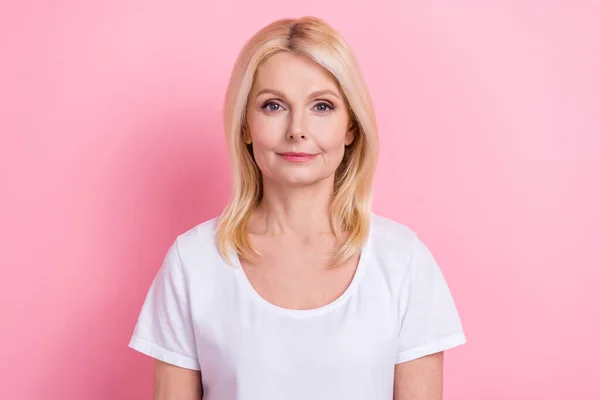 化妆杂志广告中穿着白色默认T恤的漂亮中年女士的画像 以粉色背景为背景 — 图库照片