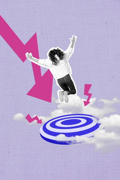 黒の白い色の垂直コラージュ画像女の子ジャンプ大きなダーツボードターゲット雲空紫の背景に隔離された大きな塗装矢印ポインタ — ストック写真