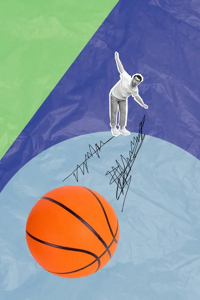 인상적 남자가 배경에 고립된 농구공을 균형잡고 인상적 콜라주 — 스톡 사진