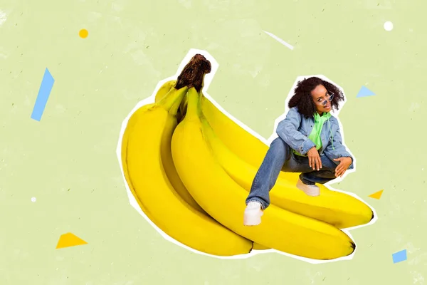 複合コラージュイメージの正ミニ女の子座って巨大バナナフルーツ孤立上の創造的な描画緑の背景 — ストック写真