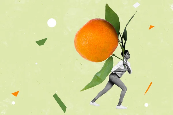 アートワークコラージュミニ黒白の写真人の腕は緑の背景に隔離された巨大な重いオレンジの果実熟したを保持します — ストック写真