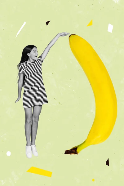 垂直デトックステンプレートコラージュ写真の若いですファンキーな女の子ケア彼女の体ダイエット食べる新鮮なおいしいバナナフルーツ隔離された緑の背景 — ストック写真