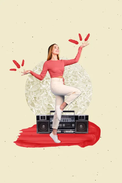 青年女子舞蹈视觉效果绘画的3D图像拼贴享受与米色背景隔离的盒式磁带录音机的乐趣 — 图库照片