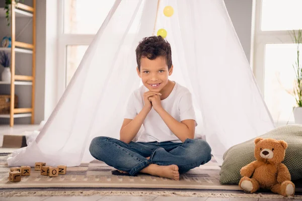 Portrét Půvabný Malý Chlapec Sedící Podlaze Hraje Usmívající Nosit Bílou — Stock fotografie